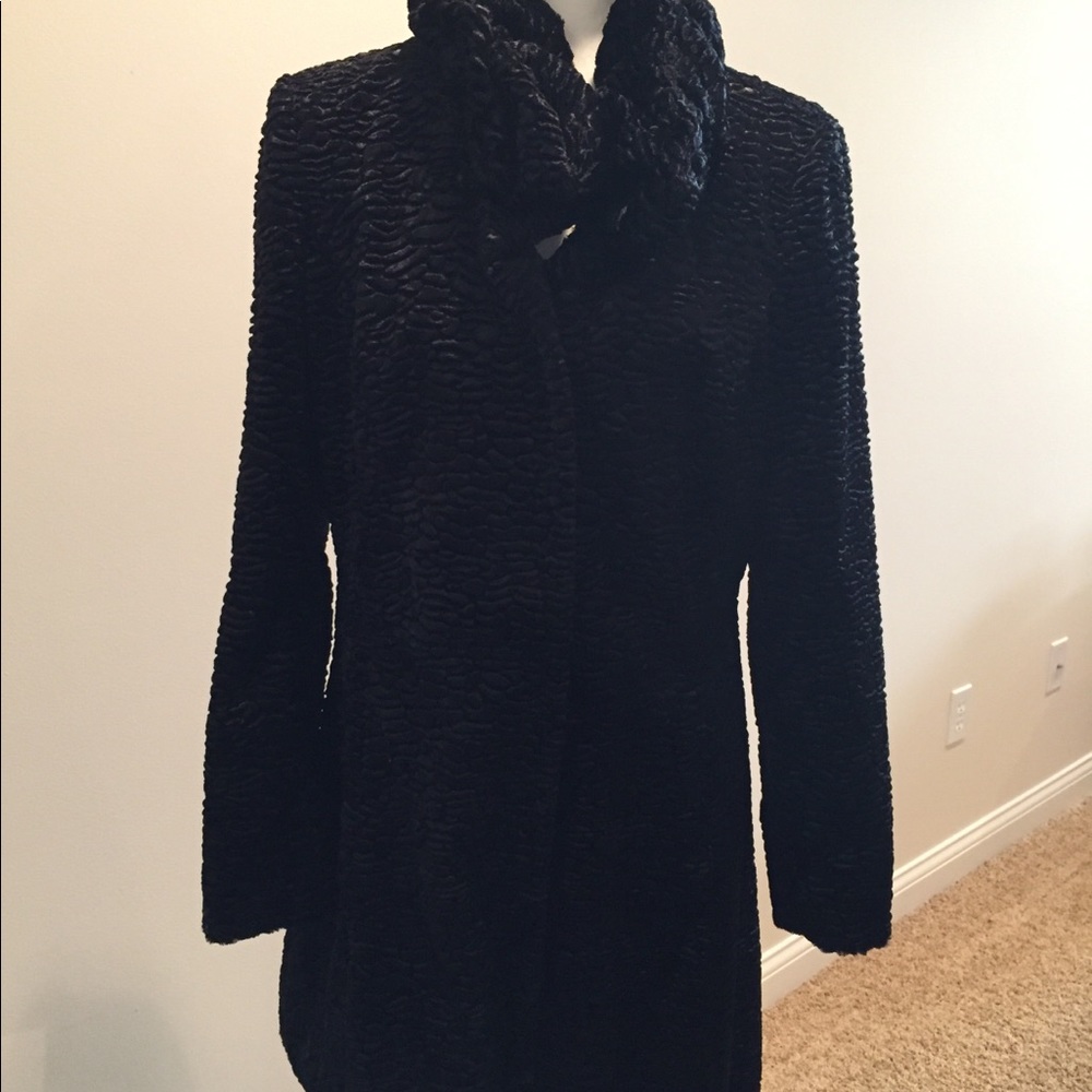 Beautiful women’s velvet coat-NWT